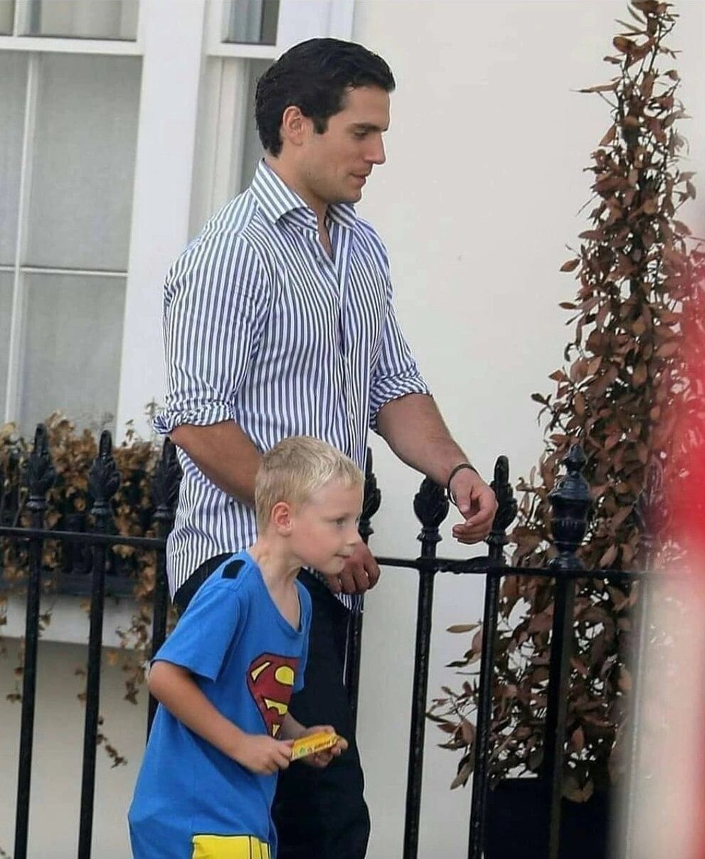 Henry y Thomas camino a la escuela