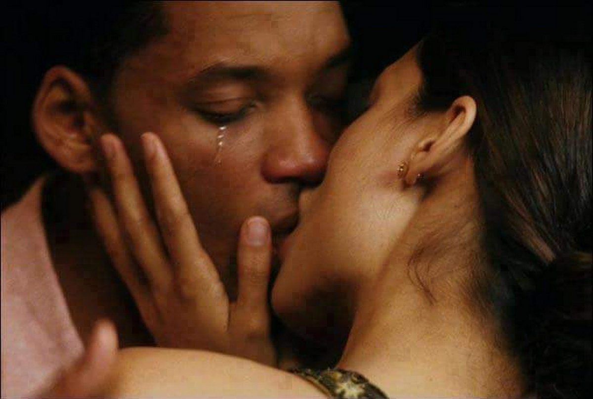 El beso entre Rosario Dawson y Will Smith