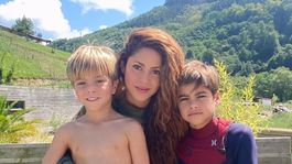 Shakira junto a sus hijos Sasha y Milán.