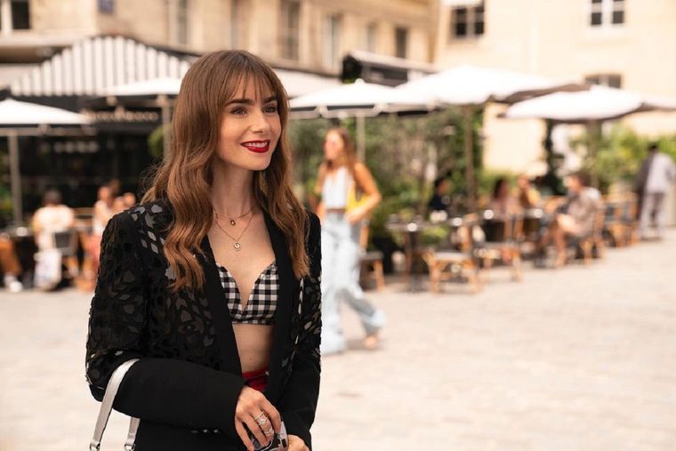 Lily Collins interpreta a Emily Cooper