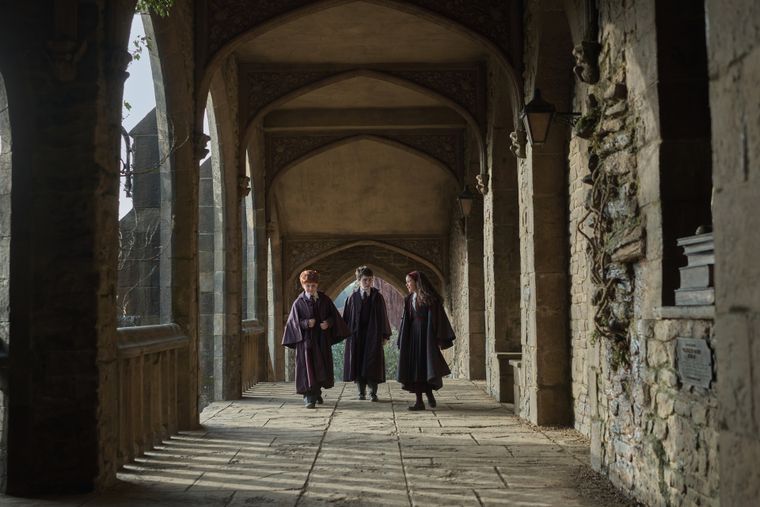 Ron, Harry y Hermione en Hogwarts para la nueva serie de Harry Potter.