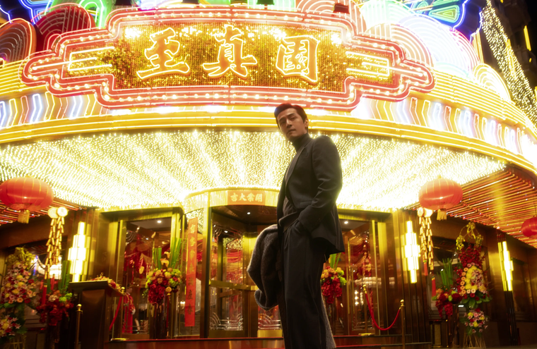 Un drama elegante y nostálgico que captura el espíritu de una ciudad en plena transformación.