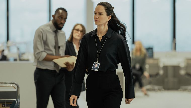 Katherine Waterston regresa como Naomi.