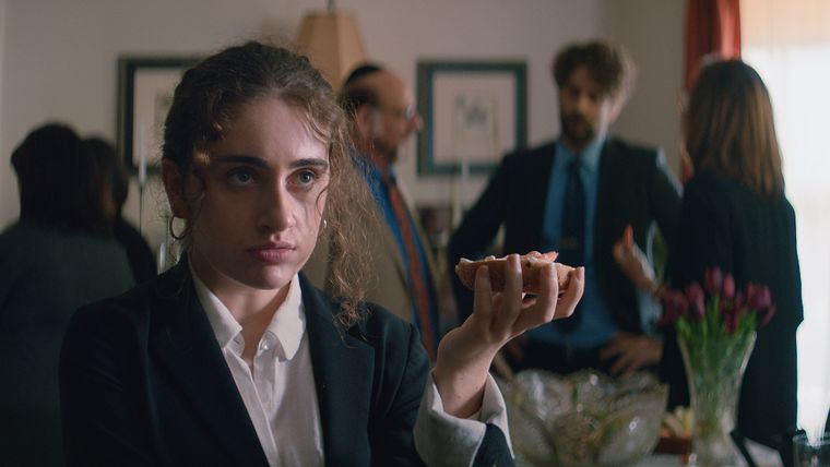 La guionista y directora Emma Seligman debutó en 2020 con Shiva Baby, su primer largometraje.