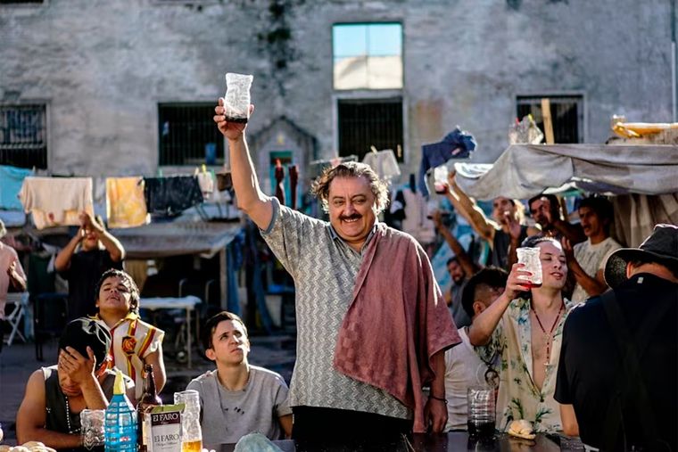 Compuesta por cinco temporadas, El Marginal es la serie que más se asemeja a En el Barro, ya que ésta última retoma a la ficción que cambio la forma de contar historias en la televisión argentina. Compuesta por cinco temporadas, El Marginal es la serie que más se asemeja a En el Barro, ya que ésta última retoma a la ficción que cambio la forma de contar historias en la televisión argentina.