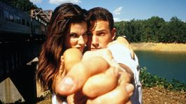 Sandra Bullock y Ben Affleck en Fuerzas de la naturaleza (1999).