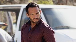 la oscura historia detras de el desconocido de netflix