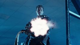 El T-800 (Arnold Schwarzenegger) manteniendo a raya a las autoridades en Terminator 2.