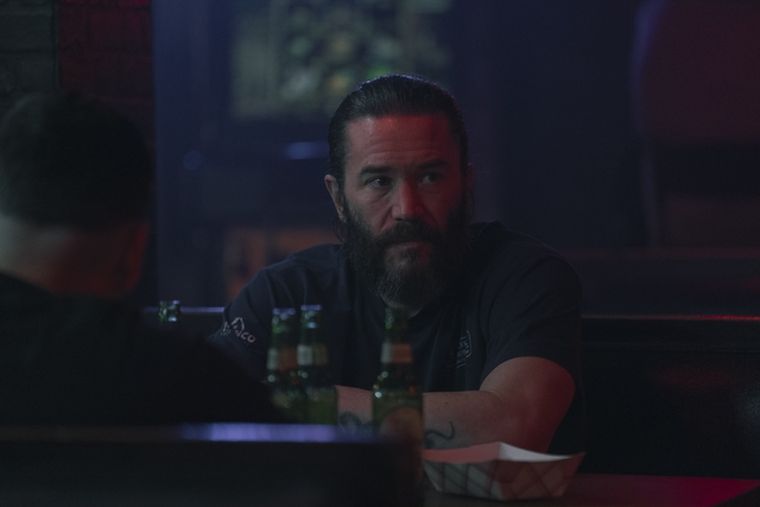 Tom Pelphrey regresa al centro de la escena tras su paso por Ozark, con un personaje lleno de aristas con el que el espectador empatizará desde el inicio pese a las malas decisiones que éste irá tomando. Tom Pelphrey regresa al centro de la escena tras su paso por Ozark, con un personaje lleno de aristas con el que el espectador empatizará desde el inicio pese a las malas decisiones que éste irá tomando.