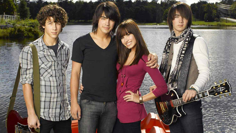 Nick Jonas, Joe Jonas, Demi Lavato y Kevin Jonas en Camp Rock (2008).