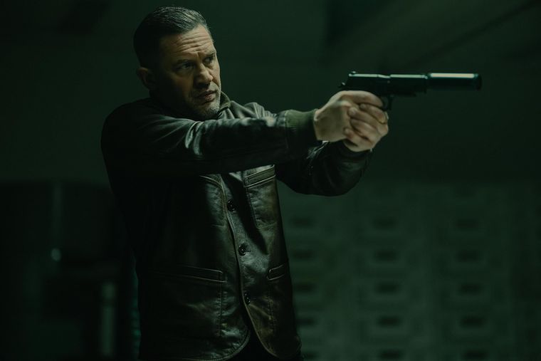 mobland-tom-hardy-gun