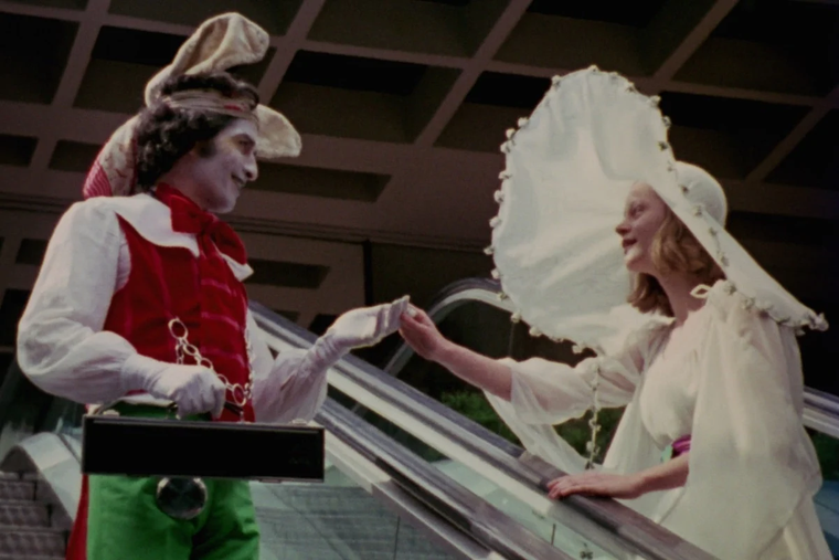 La pelícila estrenó en 1976.