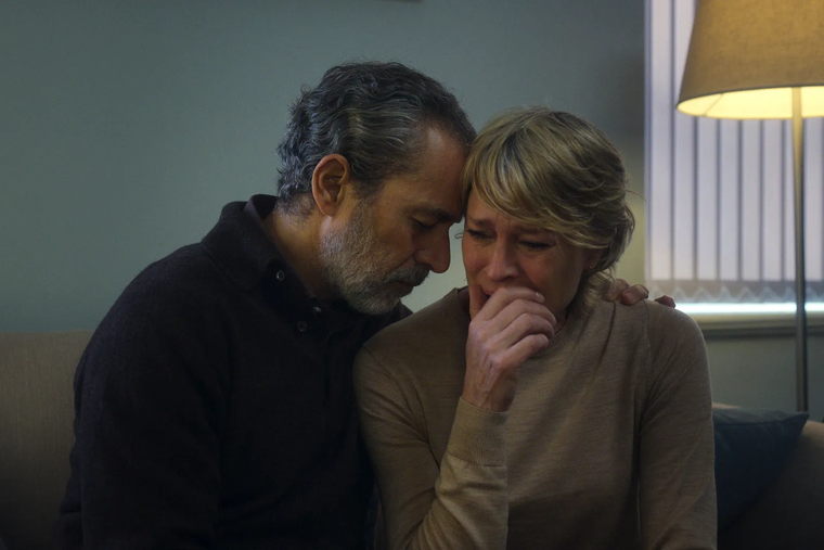 En la serie Howard es un padre y esposo presente. En la serie Howard es un padre y esposo presente.