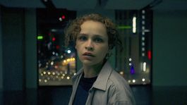 lola Evans protagoniza Elige o muere (2022).