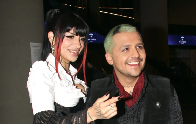 Christian Nodal vuelve a levantar rumores de compromiso, pero ahora con su actual pareja, Cazzu.