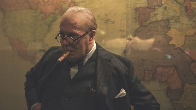 Gary Oldman se pone en los zapatos de Winston Churchill en Las horas más oscuras (2017). Gary Oldman se pone en los zapatos de Winston Churchill en Las horas más oscuras (2017).