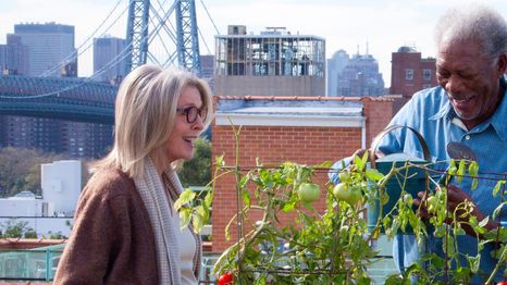 Diane Keaton y Morgan Freeman lideran esta encantadora comedia dramática Diane Keaton y Morgan Freeman lideran esta encantadora comedia dramática