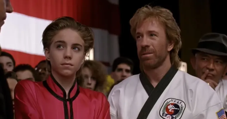 Chuck Norris protagoniza la película con Jonathan Brandis. Chuck Norris protagoniza la película con Jonathan Brandis.