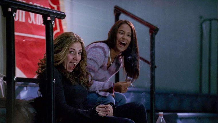 Acreditada como “Chica adolescente”, Lady Gaga interpretó una alumna del instituto de A.J. Soprano Jr. (Robert Iler) que podía ser vista en las gradas de la piscina. Acreditada como “Chica adolescente”, Lady Gaga interpretó una alumna del instituto de A.J. Soprano Jr. (Robert Iler) que podía ser vista en las gradas de la piscina.