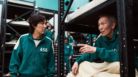 Seong Gi-Hun (Lee Jung-jae) y Oh II-Nam (O Yeong-su)