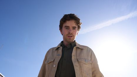 Freddie Highmore vuelve a la pantalla con una nueva serie. 