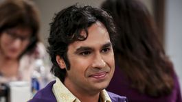 adios a the big bang theory: el impactante cambio de look de raj para su nueva serie