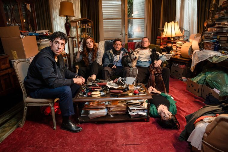 Compuesta por 8 episodios, Sanamente narra la historia de un grupo de personas que atraviesan distintos problemas de salud mental y terminan conviviendo en una misma casa. Compuesta por 8 episodios, Sanamente narra la historia de un grupo de personas que atraviesan distintos problemas de salud mental y terminan conviviendo en una misma casa.