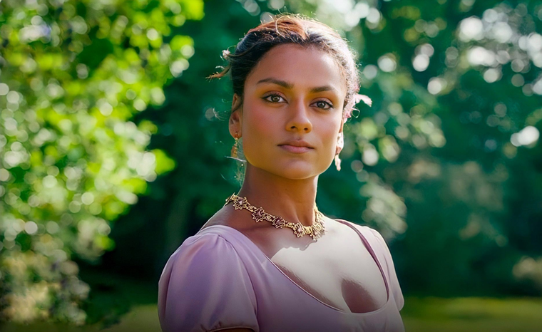Simone Ashley interpreta a Kate Sharma en la serie Bridgerton