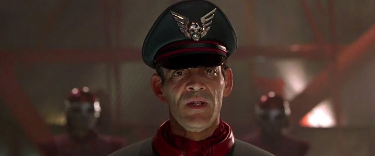 El gran Raúl Juliá en Street Fighter: La Última Batalla (1994), su última película.