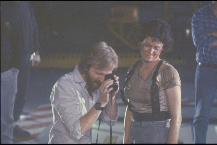 James Cameron junto a Sigourney Weaver en el rodaje de Aliens (1986)
