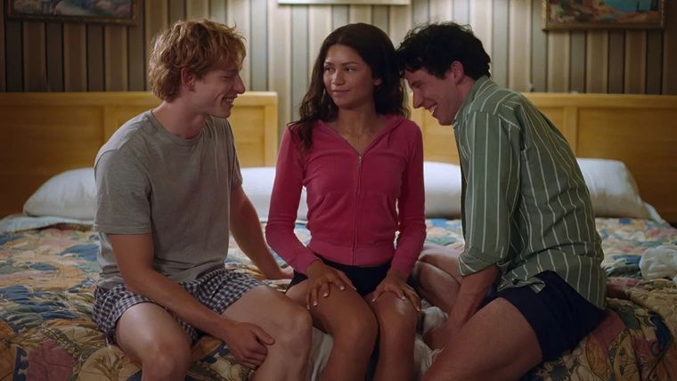 Zendaya interpreta a una mujer que queda en el medio de un triángulo amoroso entre dos amigos.