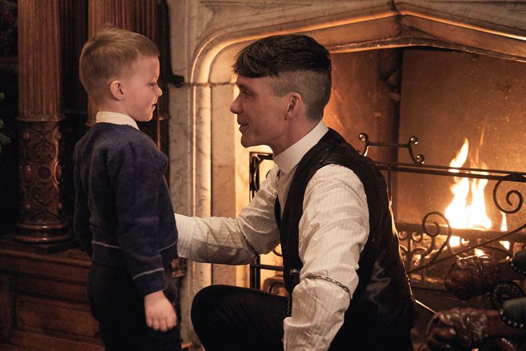 Tommy Shelby junto a su hijo en Peaky Blinders.