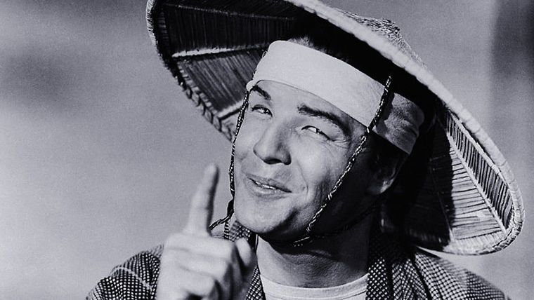 Marlon Brando se puso en la piel de un intérprete asiático en La casa de té de la luna de agosto