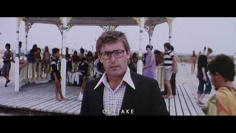 Peter Benchley estuvo involucrado en la película e incluso aparece en una escena. Esta es una imagen de una toma eliminada del autor. Peter Benchley estuvo involucrado en la película e incluso aparece en una escena. Esta es una imagen de una toma eliminada del autor.