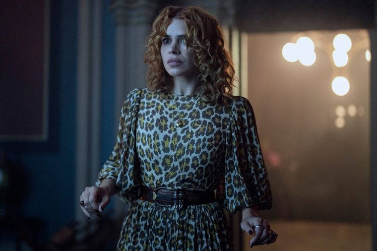 La actriz Billie Piper interpreta a Isadora Capri, una nueva profesora de Nevermore. La actriz Billie Piper interpreta a Isadora Capri, una nueva profesora de Nevermore. 