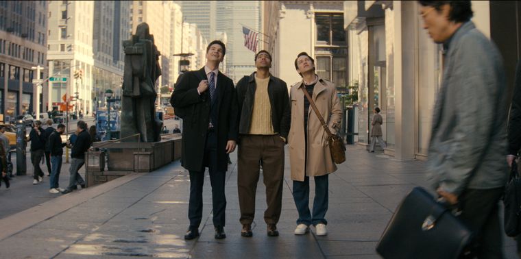 La serie, compuesta por 9 episodios,  sigue a cinco veinteañeros obsesionados con el trabajo que buscan alcanzar el éxito profesional y, si les queda tiempo, la felicidad personal.