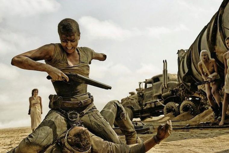 Charlize Theron protagoniza Mad Max: Furia en el camino.