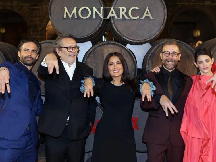 Monarca es una serie producida por Salma Hayek, entre otros