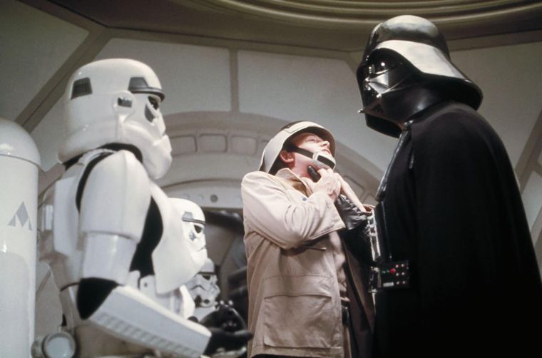 El icónico Darth Vader en su debut, Star Wars Episodio IV: Una Nueva Esperanza.