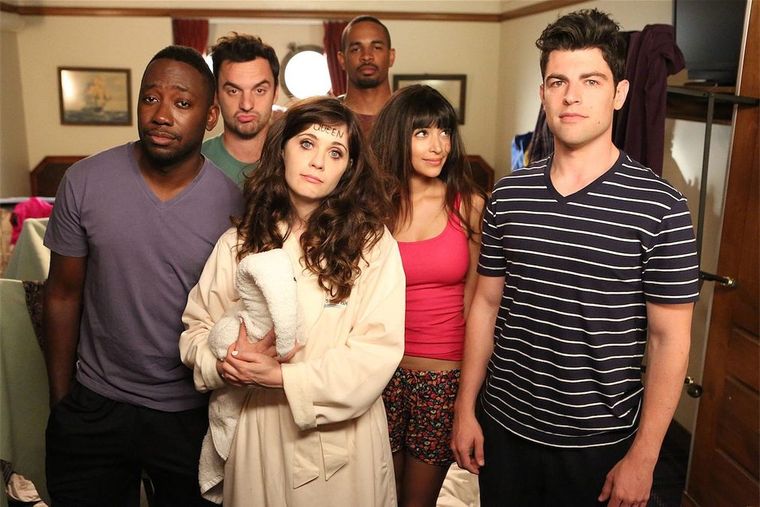 Protagonizada por Zooey Deschanel, Jake Johnson, Max Greenfield, Lamorne Morris, Hannah Simone y Damon Wayans, Jr. Protagonizada por Zooey Deschanel, Jake Johnson, Max Greenfield, Lamorne Morris, Hannah Simone y Damon Wayans, Jr.