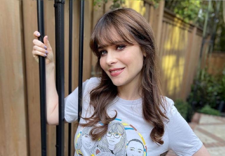 Zooey Deschanel es una actriz, cantante, modelo y productora estadounidense.