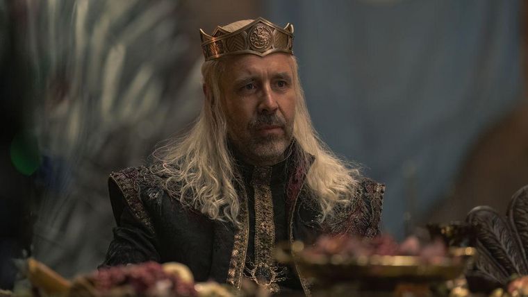 Viserys I es interpretado por Paddy Considine