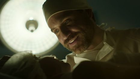 Edgar Ramírez revela los secretos detrás de Dr. Death