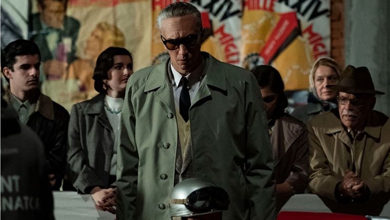 El guion está adaptado del libro de no ficción de 1991 Enzo Ferrari: The Man, The Cars, The Races, The Machine del periodista Brock Yates. El guion está adaptado del libro de no ficción de 1991 Enzo Ferrari: The Man, The Cars, The Races, The Machine del periodista Brock Yates.