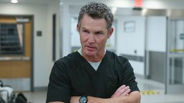 Shawn Hatosy interpreta al doctor Jack Abbot en The Pitt Shawn Hatosy interpreta al doctor Jack Abbot en The Pitt