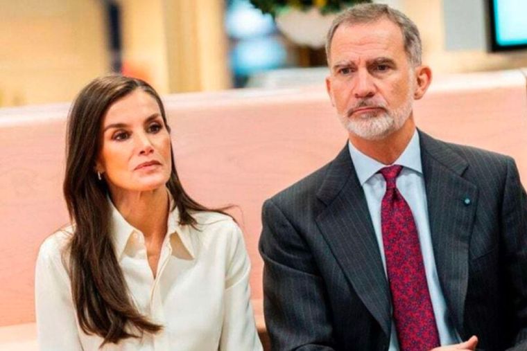Aseguran que una de las hijas de los reyes de España sería del amante de Letizia.