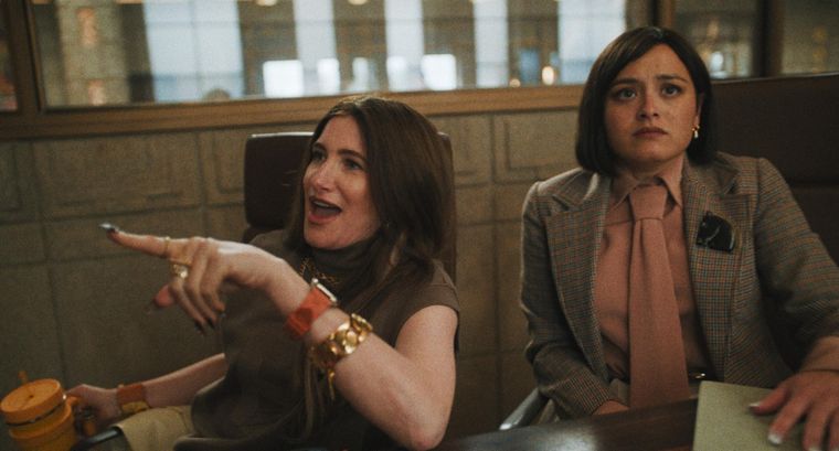 Kathryn Hahn como Maya Mason en la sitcom The Studio.