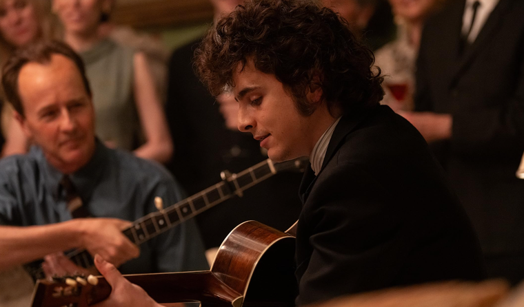 Timothée Chalamet interpreta a Bob Dylan en su nueva película.
