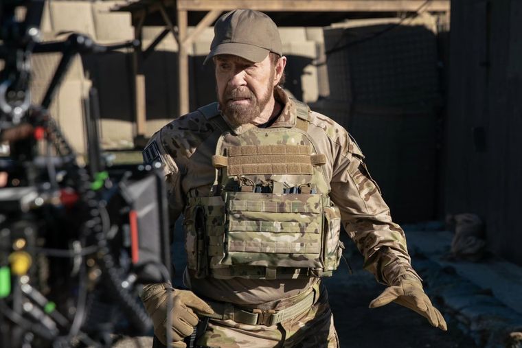 Chuck Norris en una de sus últimas películas, Agent Recon. Chuck Norris en una de sus últimas películas, Agent Recon.
