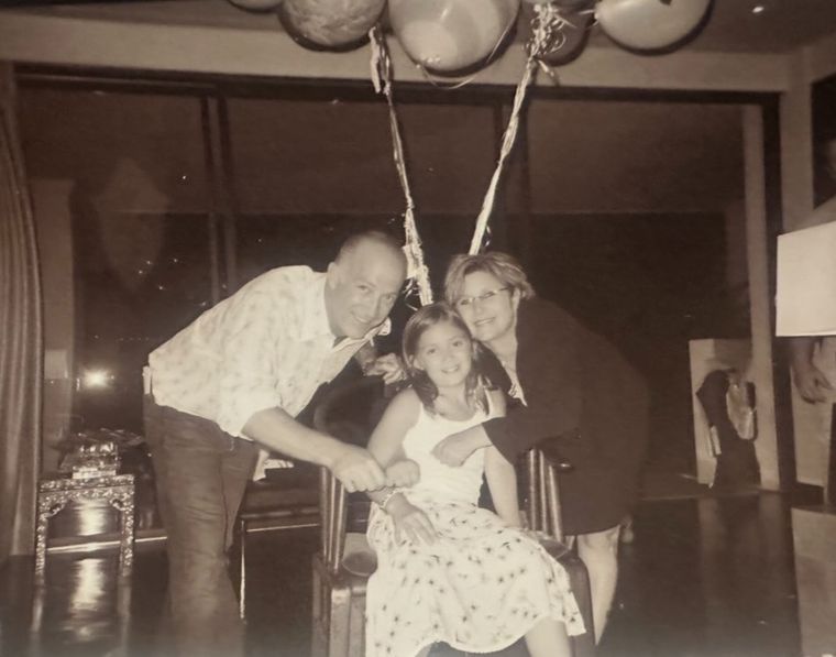 Billie Lourd compartió el mensaje con esta foto con sus padres. Billie Lourd compartió el mensaje con esta foto con sus padres.